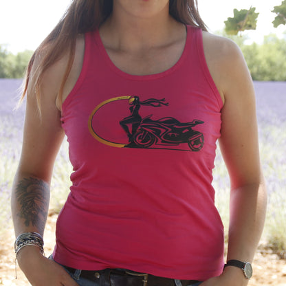 Débardeur rose en coton pour motarde avec dessin Médusa by Theia Moto. Une pilote adossé à sa moto sportive symbolisant la déesse Médusa. 