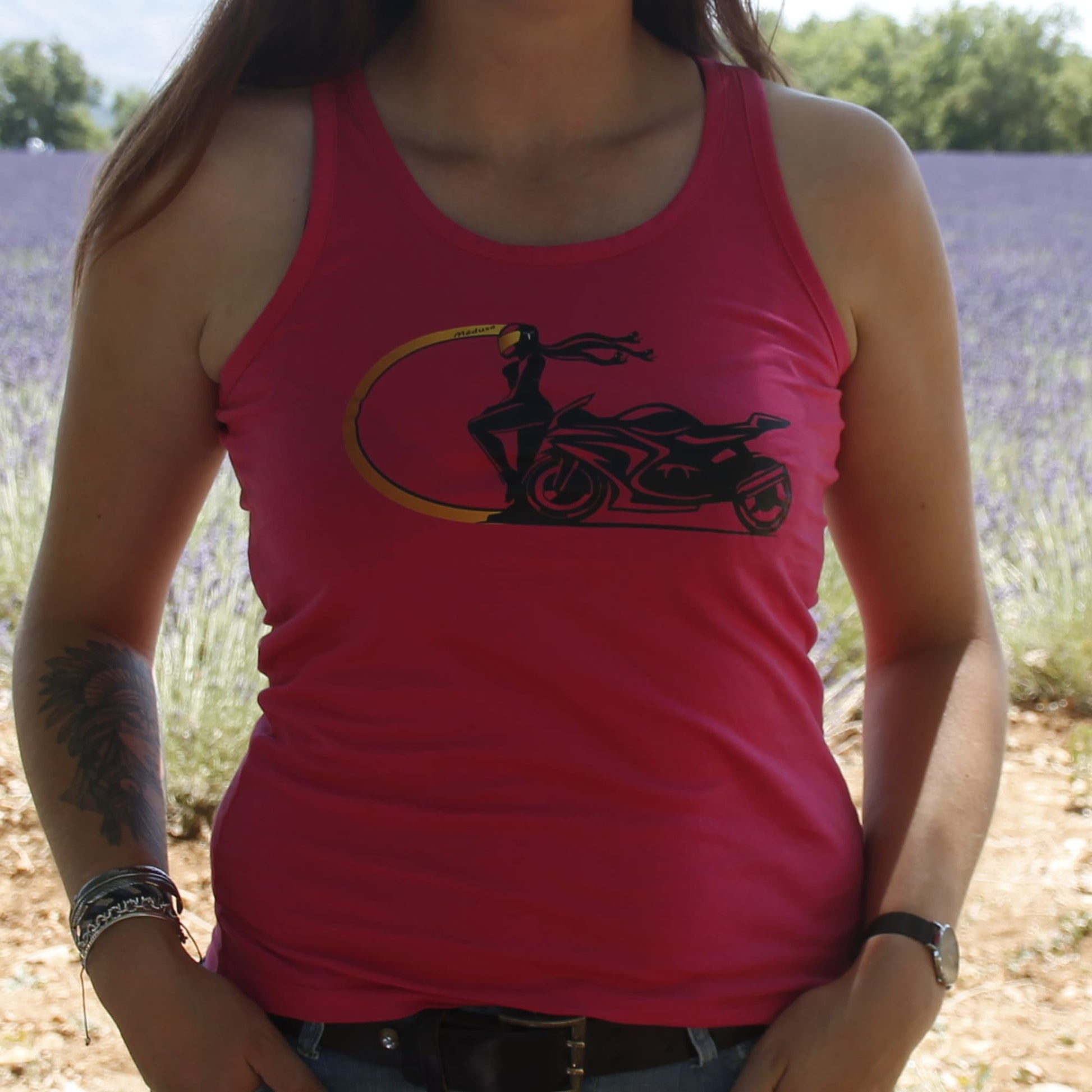Débardeur rose pour motarde avec dessin Médusa by Theia Moto. 