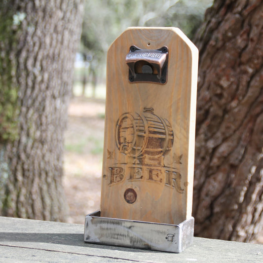 Décapsuleur artisanal en bois et métal recyclé gravé "beer" avec un tonneau
