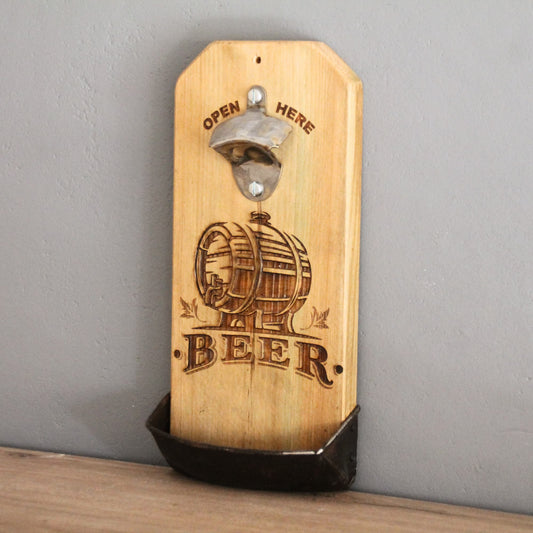 Décapsuleur artisanal en bois et métal recyclé. Pièce unique fait main. Gravure tonneau et inscription "beer" 