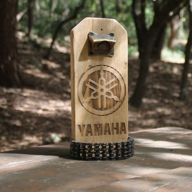 Décapsuleur mural en bois gravé Yamaha avec bac en chaine de moto