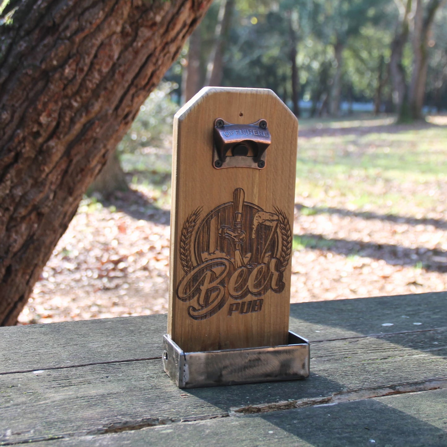 Décapsuleur mural en bois gravé Beer Pub