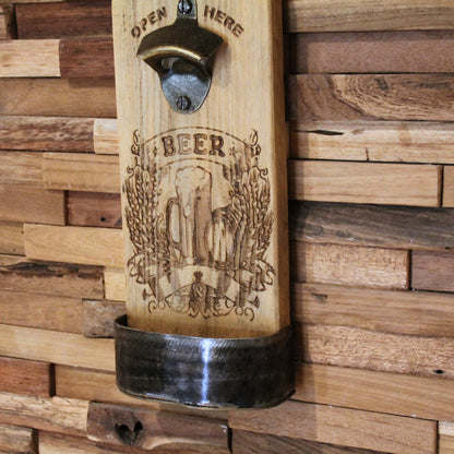 Décapsuleur mural en bois recyclé fait à la main. Gravure "Beer" avec houblon et chope. Pièce unique