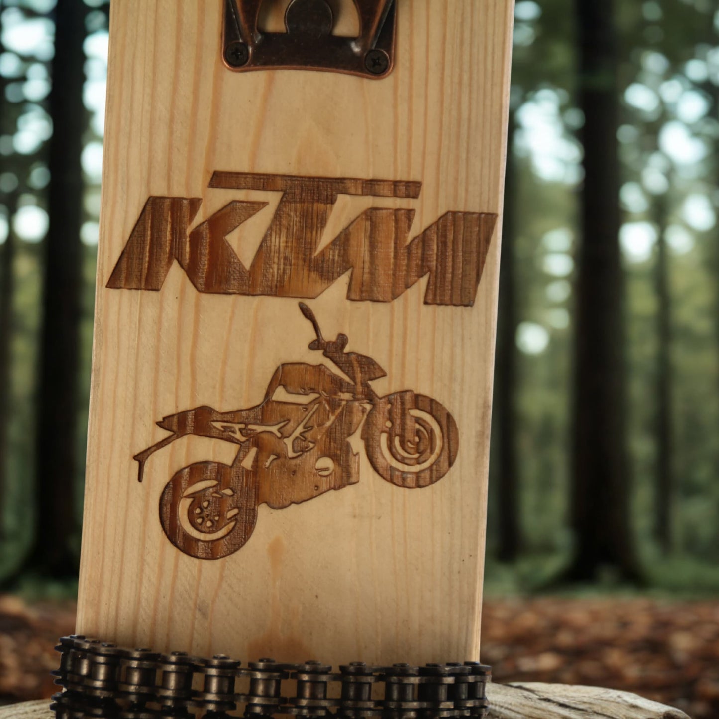 Décapsuleur mural en bois et gravure KTM