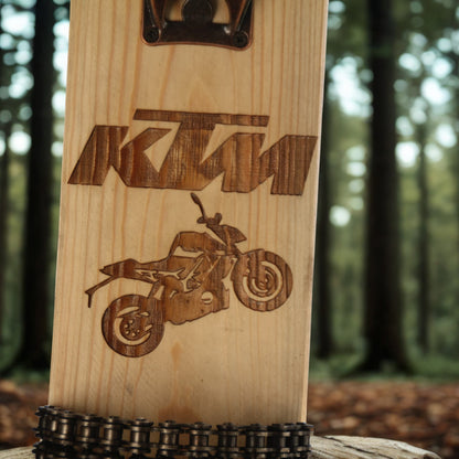 Décapsuleur mural en bois et gravure KTM