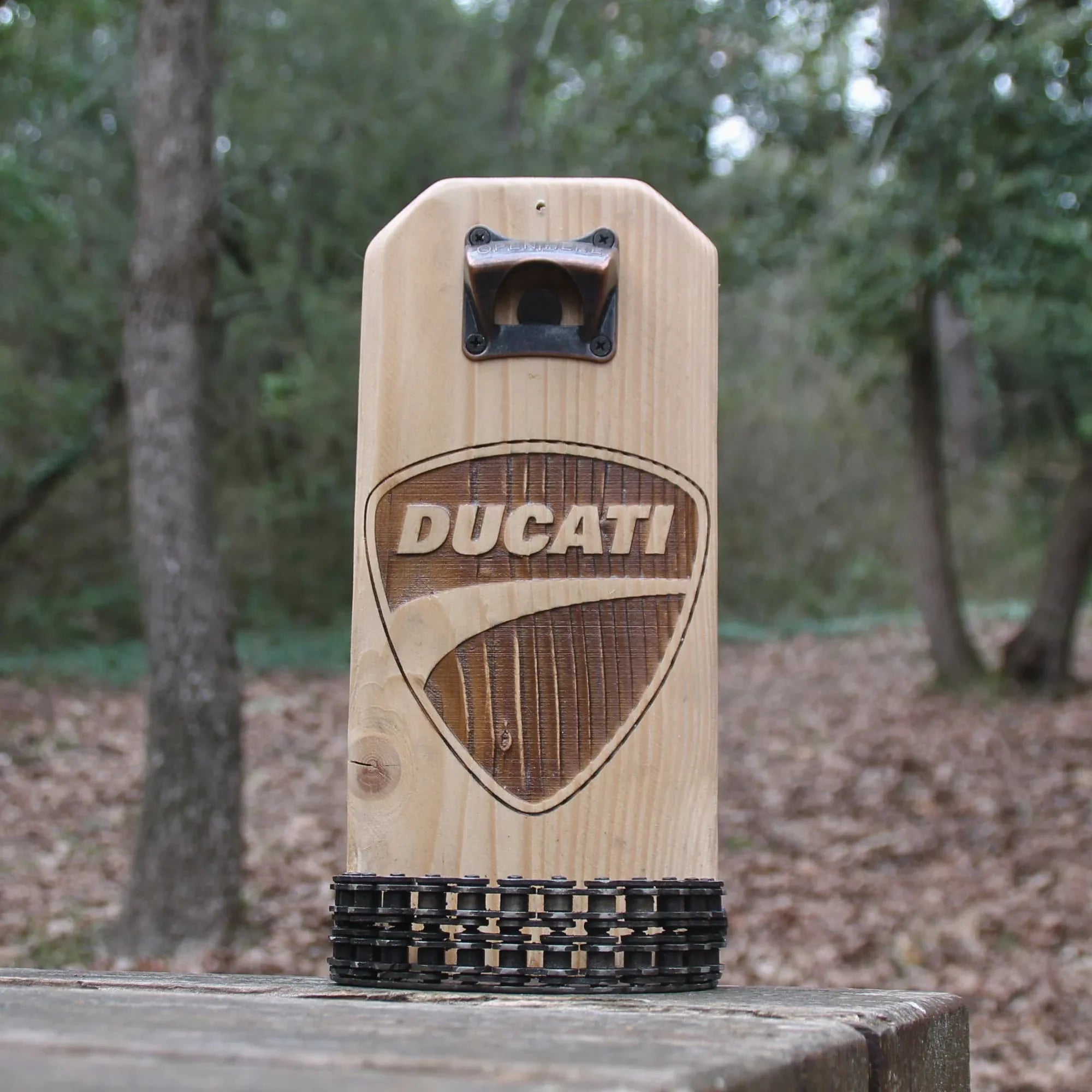 Décapsuleur mural en bois et chaine de moto recyclés. Gravure logo moto Ducati