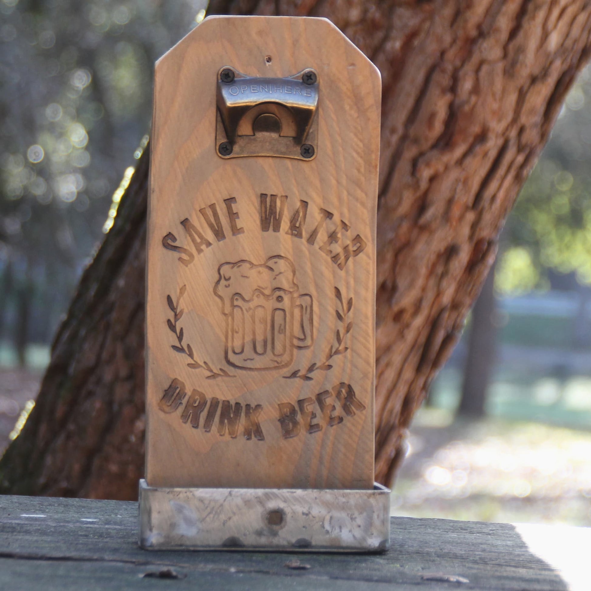 Décapsuleur artisanal mural en bois gravé Save Water drink Beer!