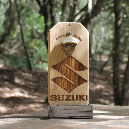 Décapsuleur mural en bois gravé du logo Suzuki