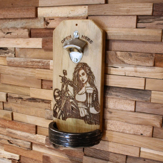 Decapsuleur mural artisanal en bois recyclé et métal. Gravure motarde sexy et chope de bière. Pièce unique.