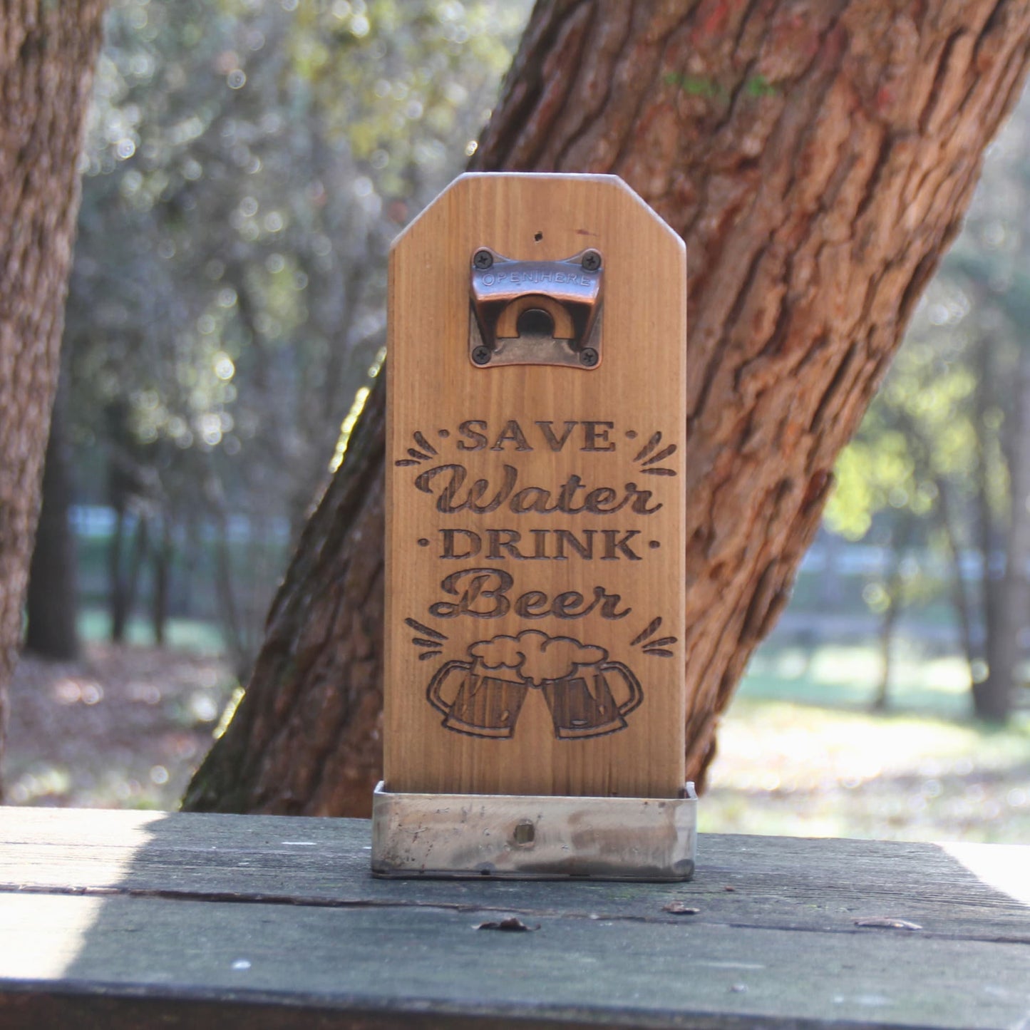 Décapsuleur artisanal mural en bois et gravure Save Water Drink Beer