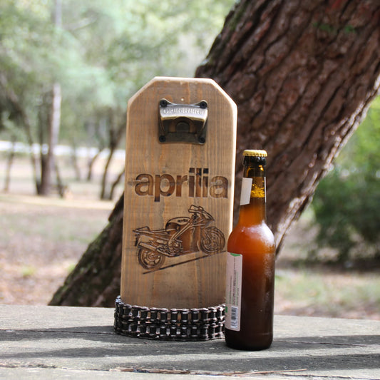 Décapsuleur mural artisanal en bois gravé Aprilia