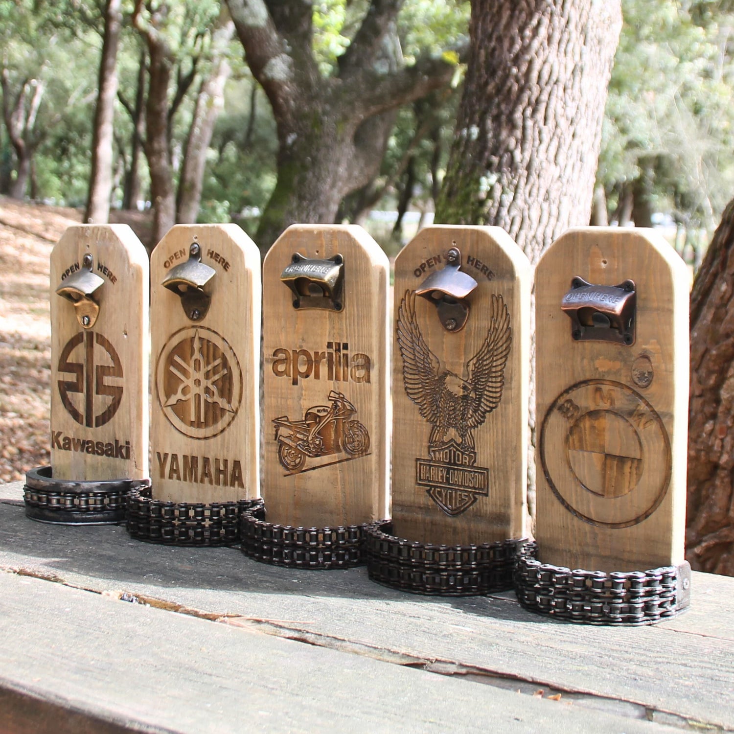Décapsuleurs muraux artisanaux en bois gravés marques de moto