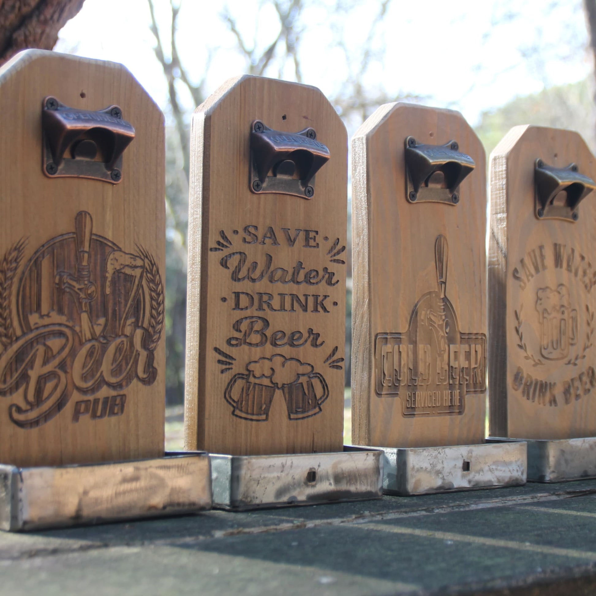 Décapsuleurs muraux en bois et gravures sur le thème de la bière
