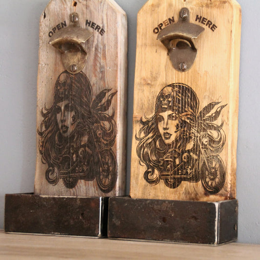 Décapsuleurs muraux en bois et métal recyclé. Fait main. Gravure pirate motarde sexy.