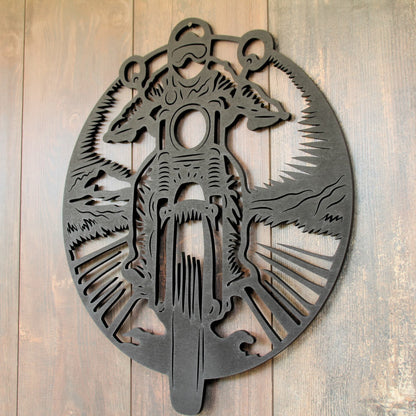 Œuvre murale ronde en bois, motif frontal de motard en pleine route.