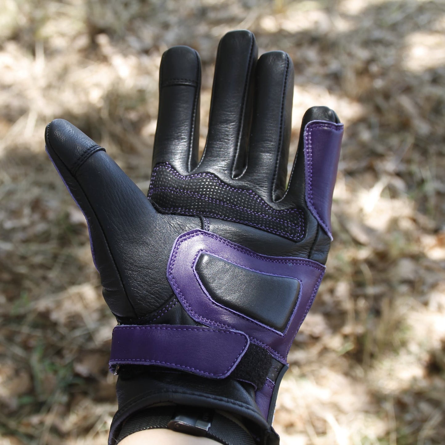 Dessous des Gants de moto pour femme en cuir violet by Theia Moto