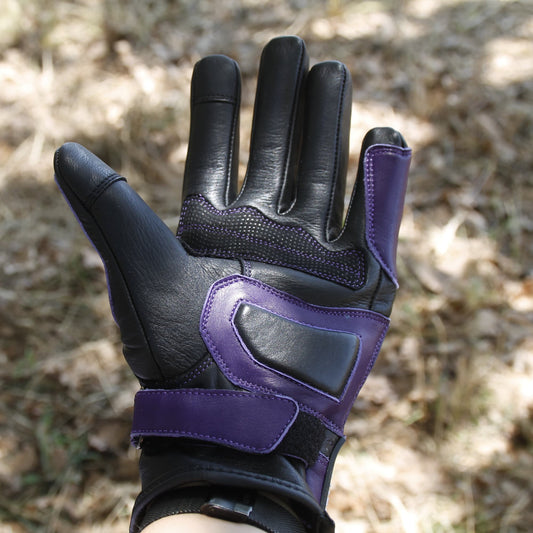 Dessous des Gants de moto pour femme en cuir violet by Theia Moto