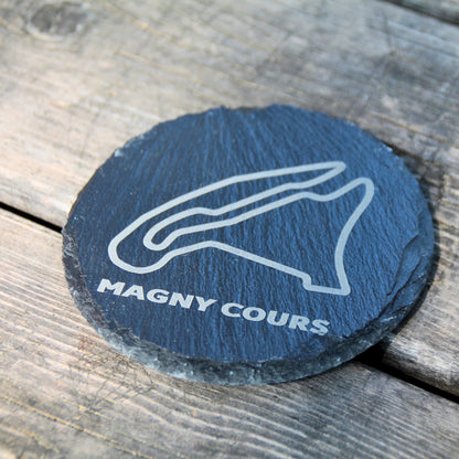 Dessous de verre rond en ardoise naturelle gravé du tracé du circuit Magny Cours.
