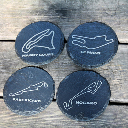 Lot de 4 dessous de verre ronds en ardoise naturelle gravés de circuits moto. Idée cadeau originale pour passionnés de moto !
