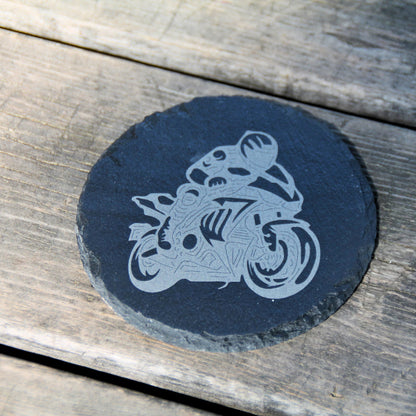 Dessous de verre en ardoise naturelle gravé d'un motard. Idée cadeau originale pour les fan de moto !