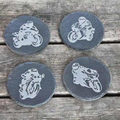 Dessous de verre en ardoise naturelle gravés de motards. Idée cadeau originale pour les fan de moto !