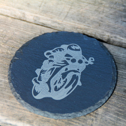 Dessous de verre en ardoise naturelle gravé d'un pilote sur sa moto. 