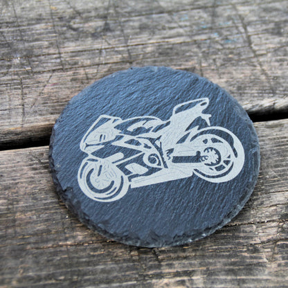 Dessous de verre rond en ardoise naturelle gravé d'une moto style sportive. 
