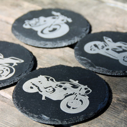 Dessous de verre ronds en ardoise naturelle gravés de motos. Idée cadeau originale pour passionnés de moto.