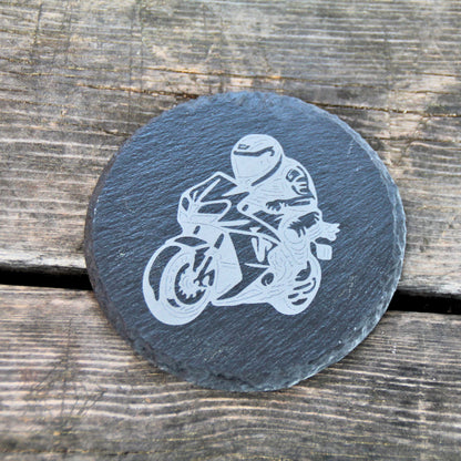 Dessous de verre en ardoise naturelle gravé d'un pilote de moto. Idée cadeau originale pour les fan de moto !