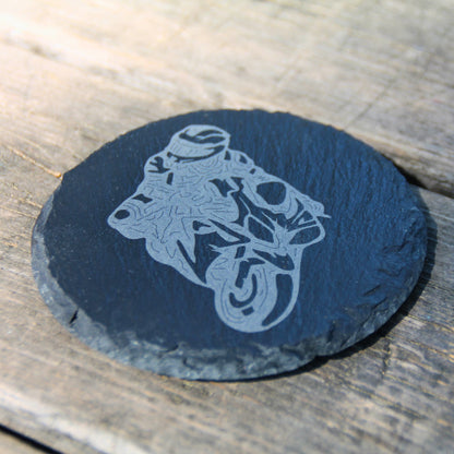 Dessous de verre rond en ardoise naturelle gravé d'un motard. Idée cadeau originale pour les fan de moto !