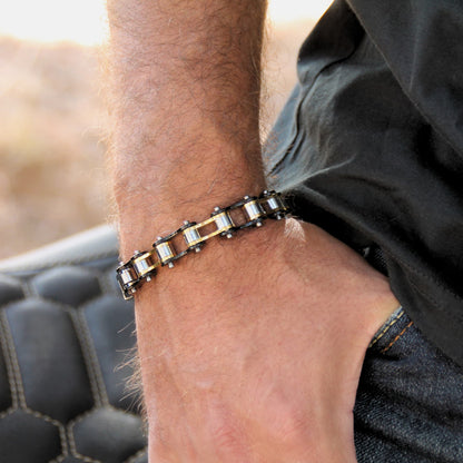 Zoom sur le bracelet homme chaine moto doré et noir