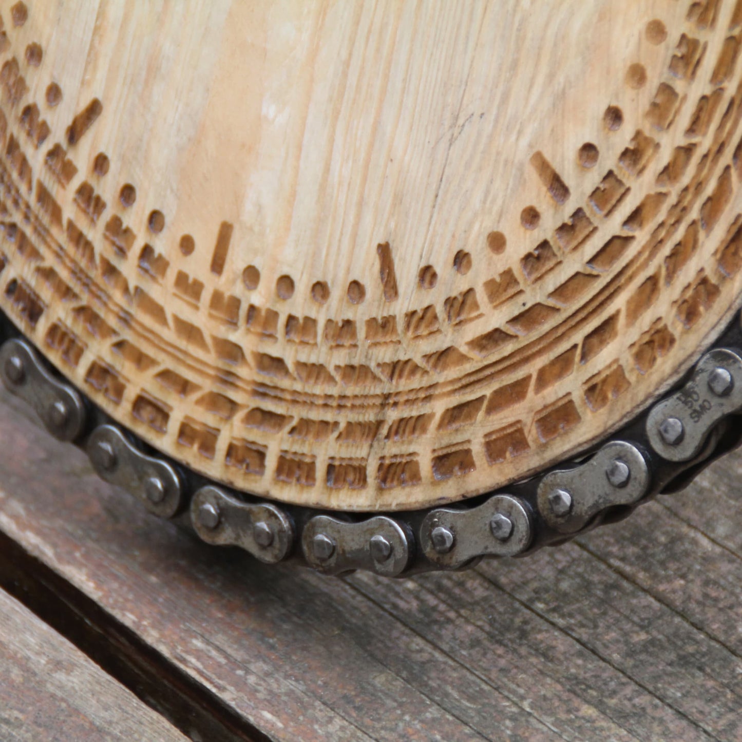 Zoom sur la chaine de moto authentique de l'horloge à poser en bois. 