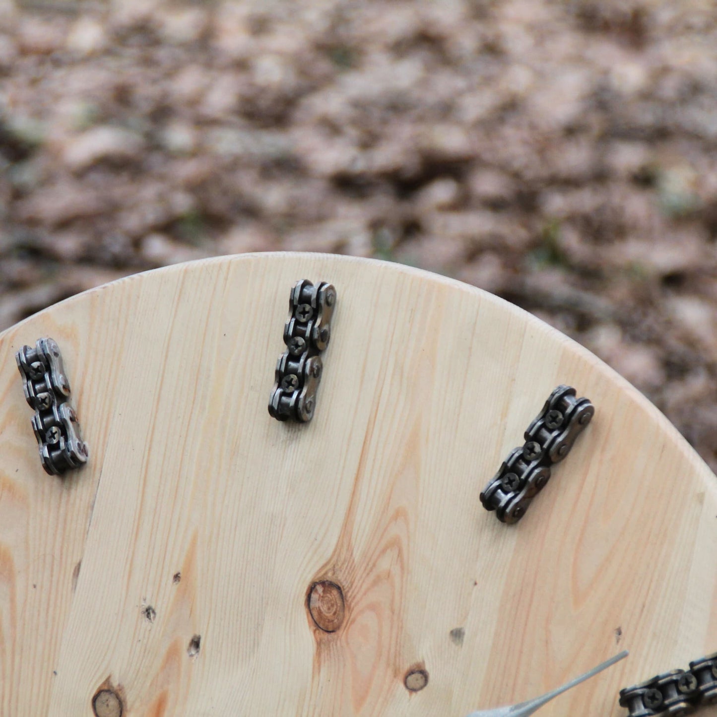Détails sur les chaines de moto coupées pour former les heures sur l'horloge en bois.