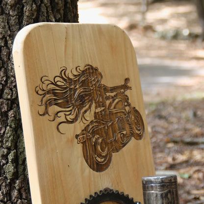 Zoom sur la gravure du porte casque moto