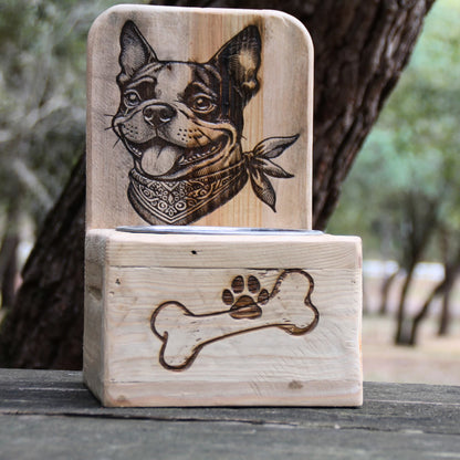 Dog Bar artisanal surélevé pour chien, en bois de palette recyclé, motifs patte et os gravés sur le devant.