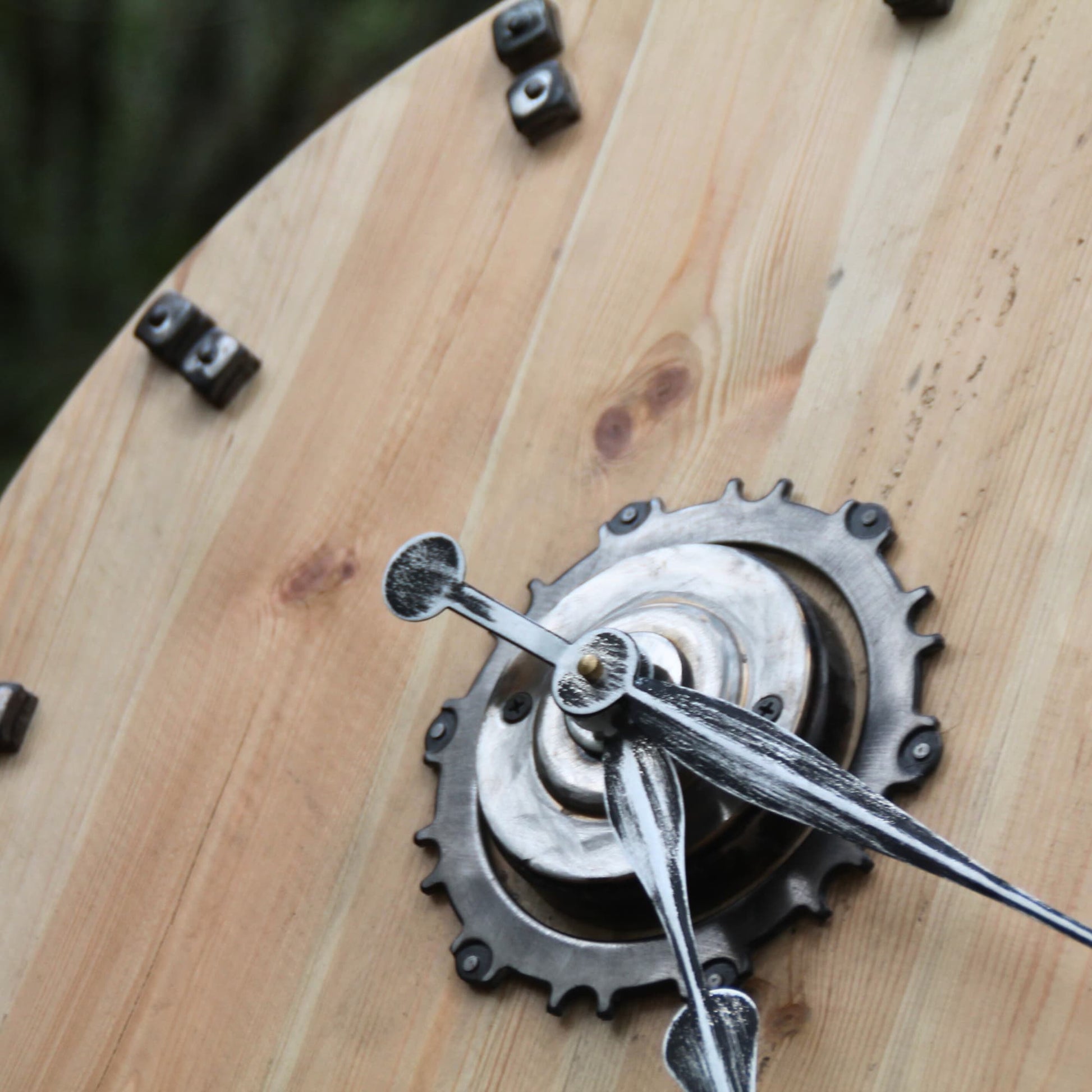 Détails mécaniques de l'horloge ronde en bois de récup
