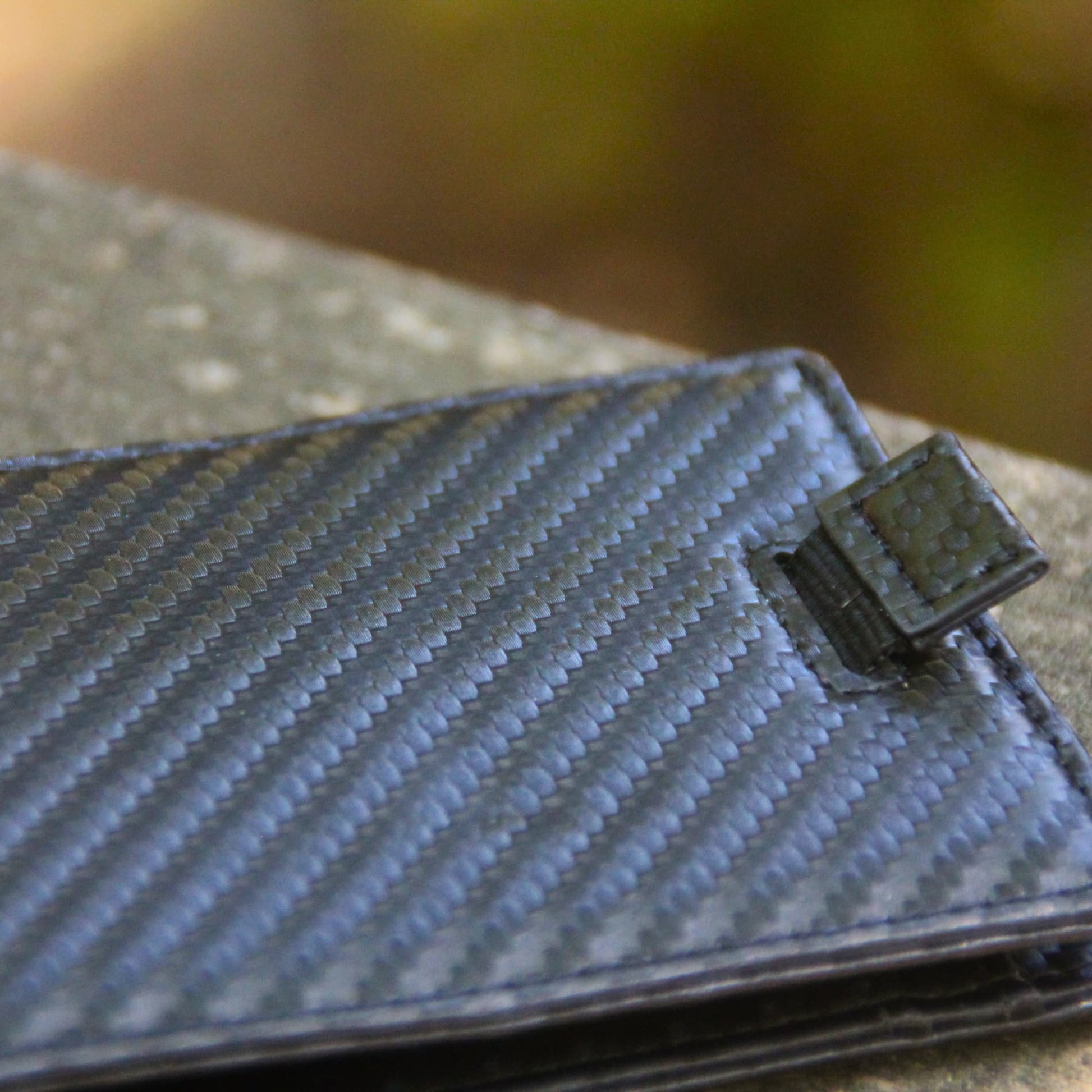 Zoom sur le carbon en cuir véritable du porte feuille pour motard