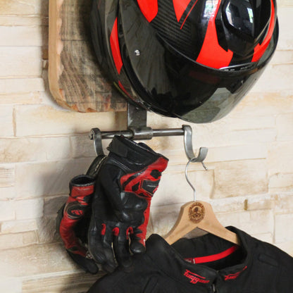 Support de casque moto mis en situation avec casque, gants et veste sur cintre.