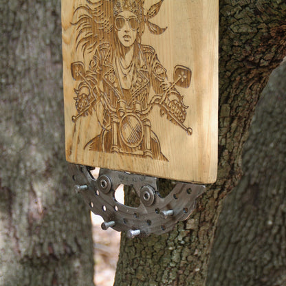 Tableau artisanal en bois porte clés moto. Gravure motarde