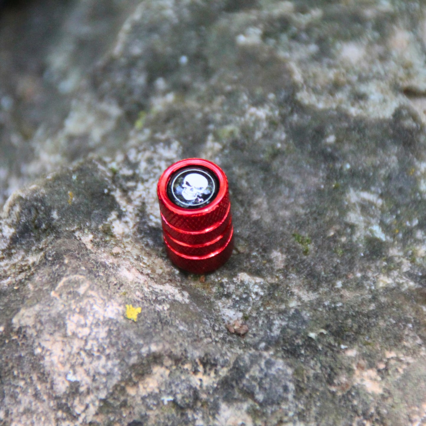 Bouchons de valve moto rouges et crâne blanc. Une idée cadeau motard original à petit prix !