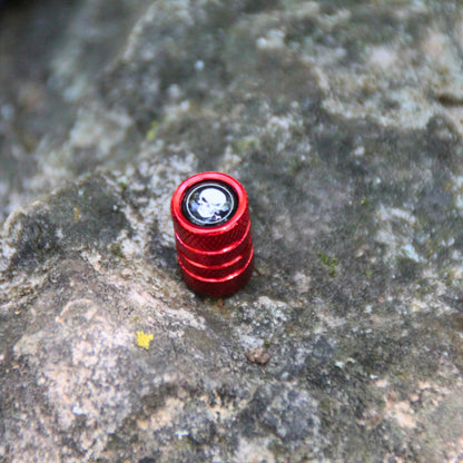 Bouchons de valve moto rouges et crâne blanc. Une idée cadeau motard original à petit prix !