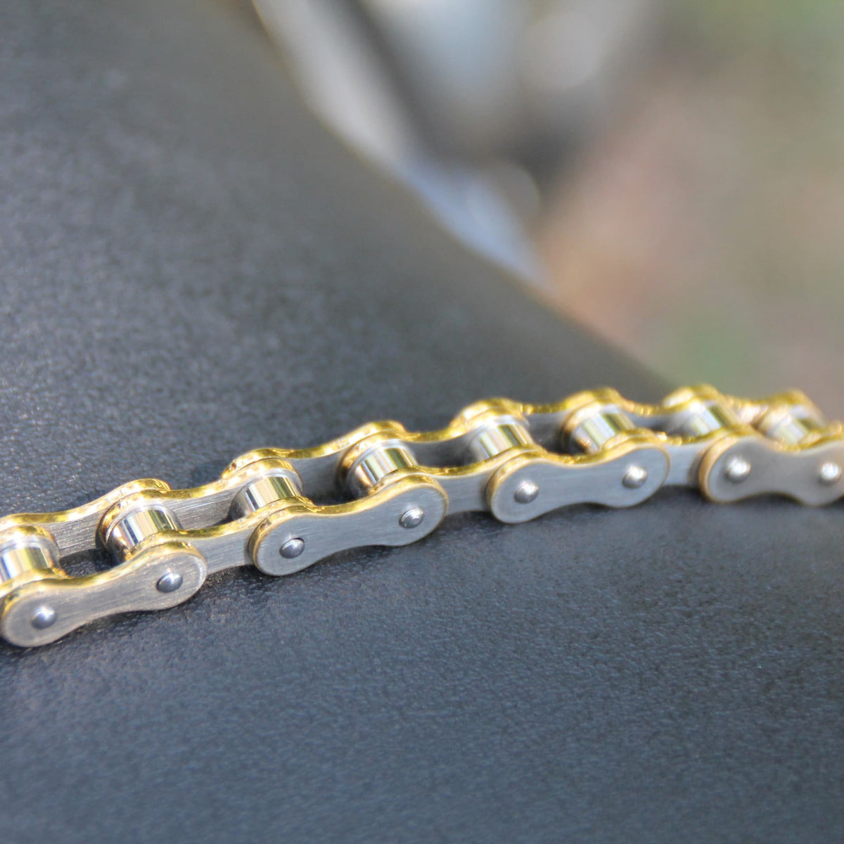 Details de la chaine du bracelet motard acier et doré