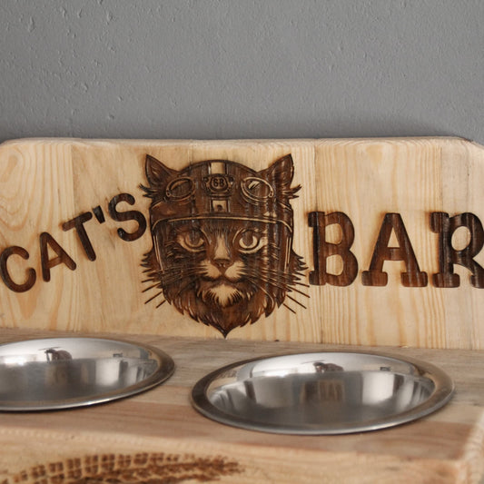 Zoom sur la gravure chat motard avec casque du Cat's bar double gamelles 