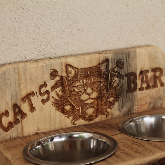 Zoom sur la gravure chat biker du Cat's bar double gamelles inox en bois recyclé