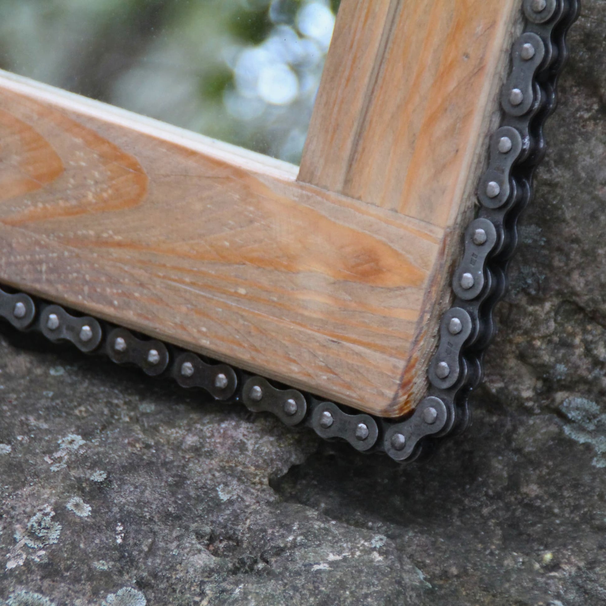 Zoom sur la chaine de moto du miroir en bois