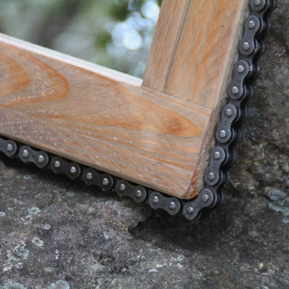 Zoom sur la chaine de moto du miroir en bois