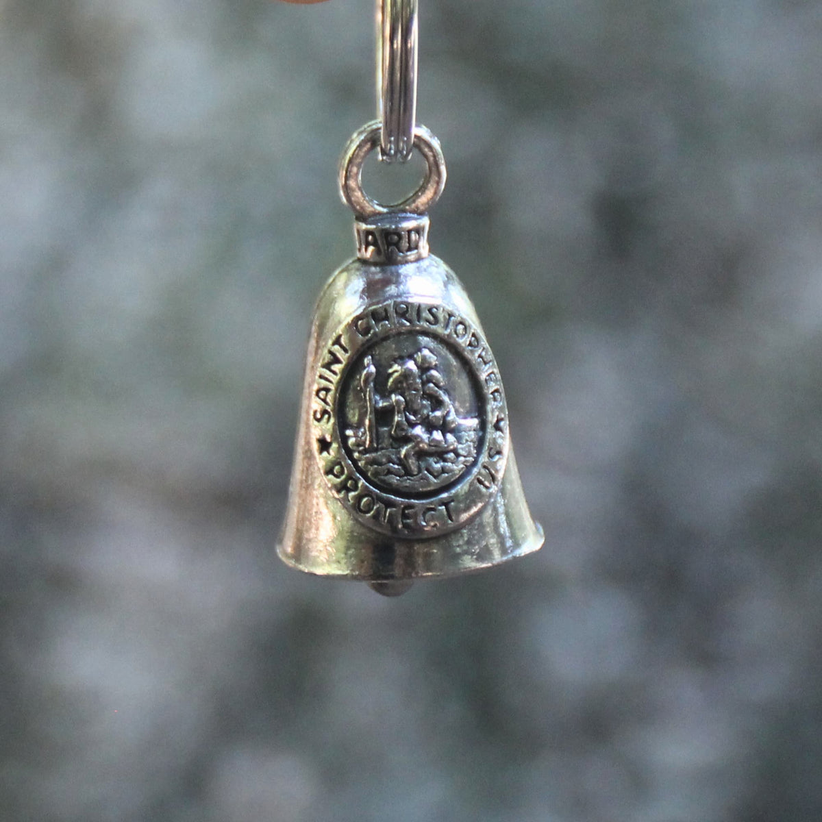 Gros plan sur le motif Saint Christophe de la clochette Guardian Bell