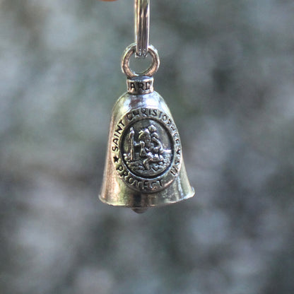 Gros plan sur le motif Saint Christophe de la clochette Guardian Bell