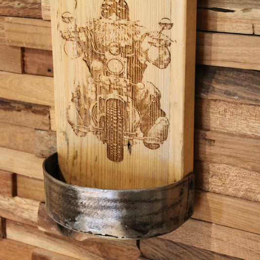 Décapsuleur artisanal en bois et métal recyclé. Gravure d'un biker arrivant de face sur sa moto type Harley.