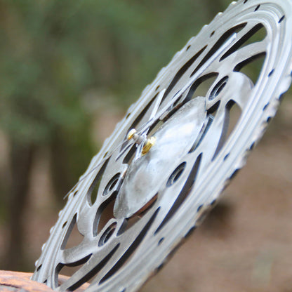 Zoom sur le disque de frein moto utilisé pour l'horloge.